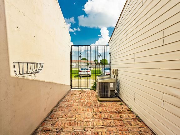 2nd image of 200 Dublin Cir APT A