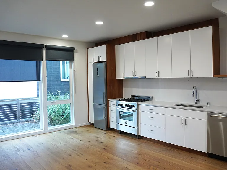 428 W Barrett St — Photo 5
