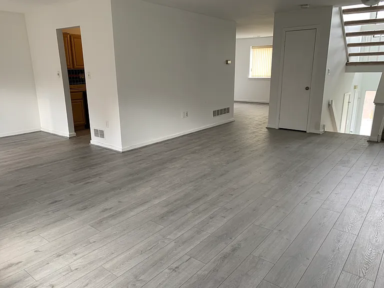 470 Lynetree Dr — Photo 6