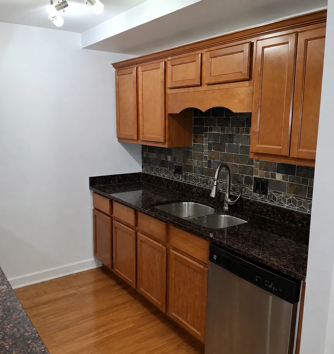 2 bed, 1090 sqft, $1,900 — Photo 1