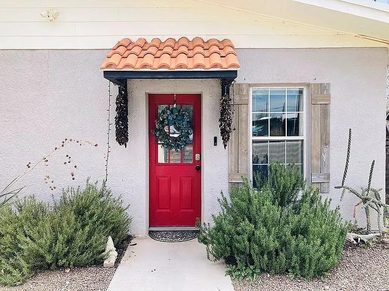 104 E Waco St — Photo 2