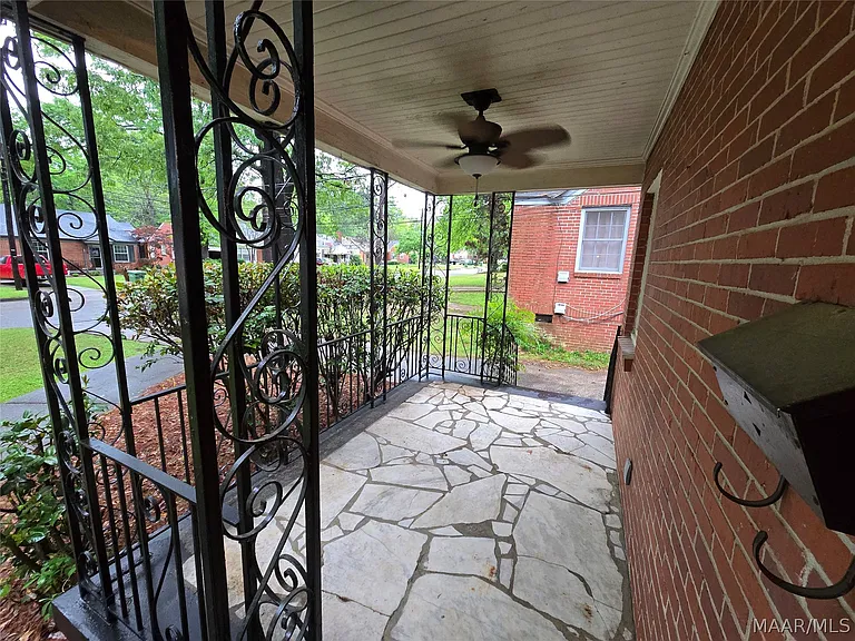 555 Morningview Dr — Photo 2