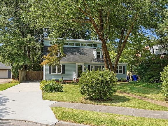 3rd image of 104 W Arden Cir