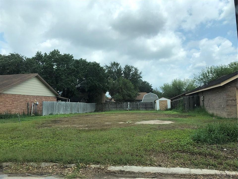 2nd image of 423 Acapulco Ln