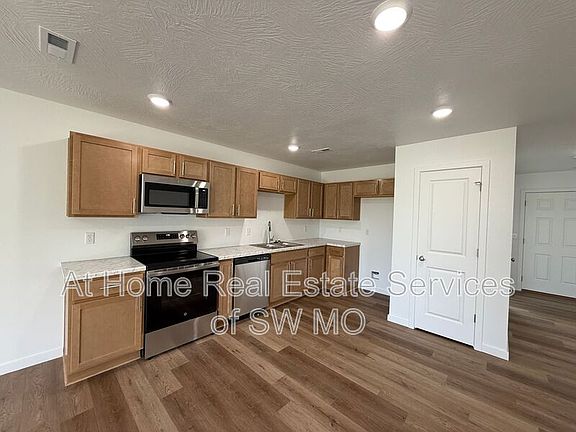 2nd image of 1098 Amherst Cir