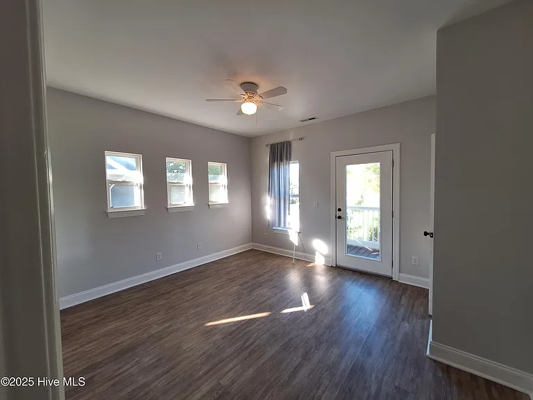 933 S 8th St — Photo 9