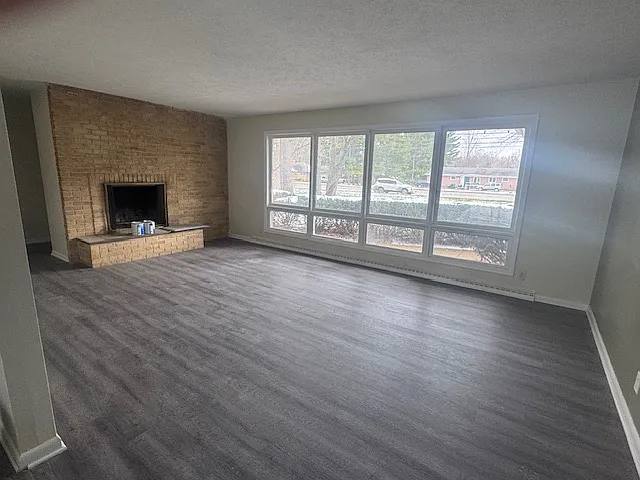 3 bed, 1.5 bath, 1300 sqft, $2,000 — Photo 1