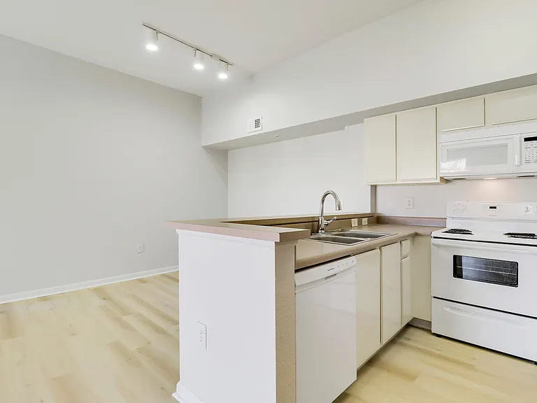 121 SW Palm Dr #306 — Photo 28