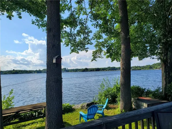 95 Mohawk St, Coventry, RI 02816