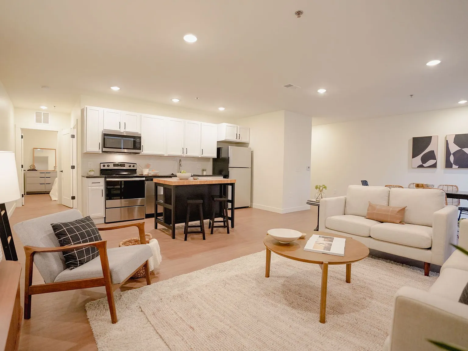 476 Taylor Apartments — Photo 1