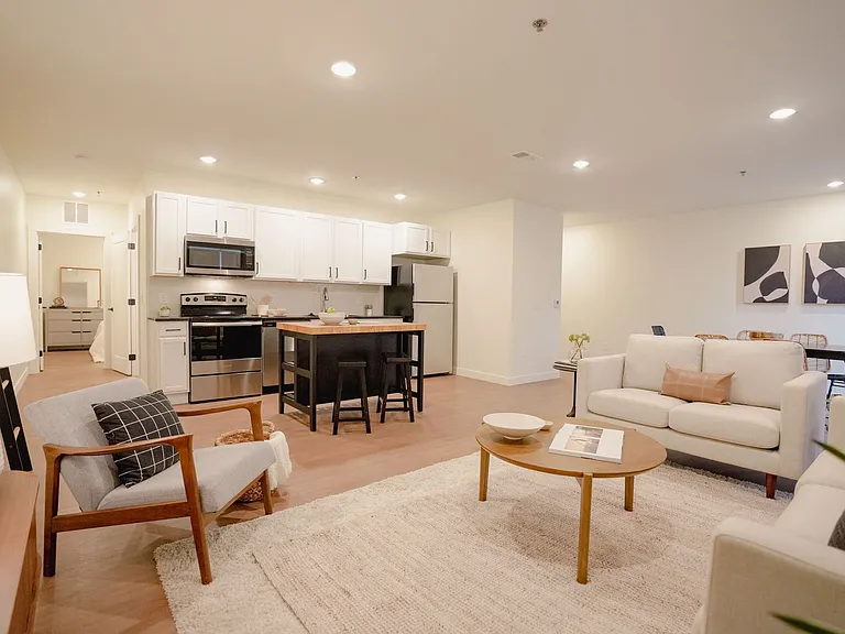 476 Taylor Apartments — Photo 1