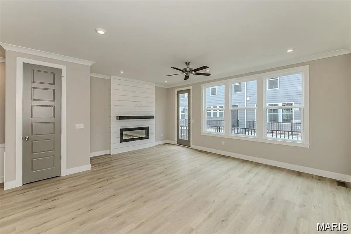 3 bed, 2113 sqft, $3,990 — Photo 3