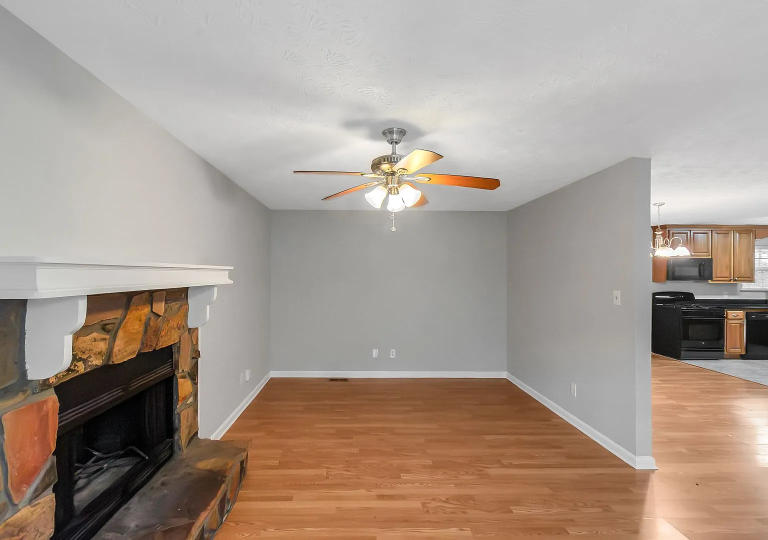 Charming 3 Bedroom / 2 Bath with Finished Basement! — Photo 4