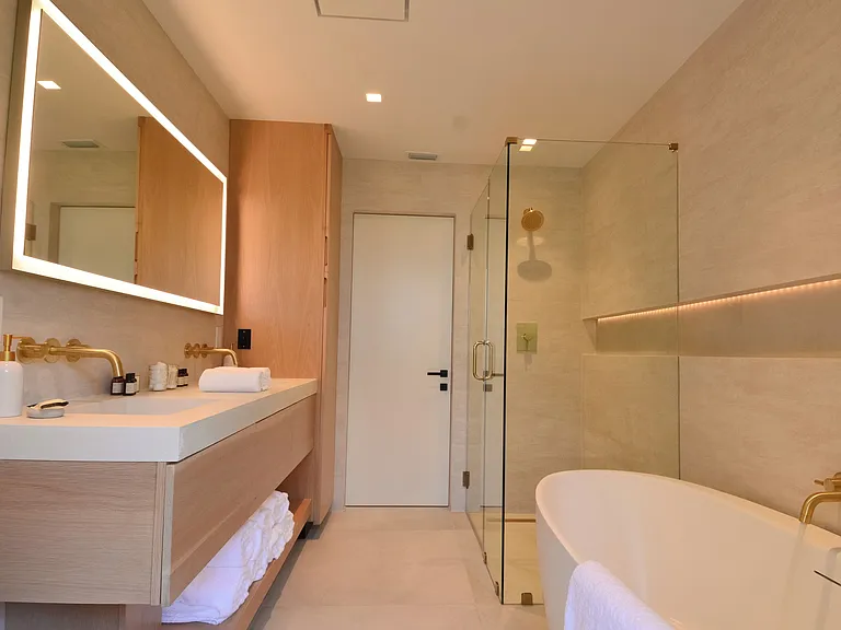 Second full bath, complete with soaking tub