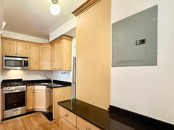 3rd image of 210 E 68th St APT 6K