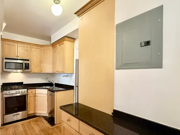 210 East 68th Street image 2 of 10