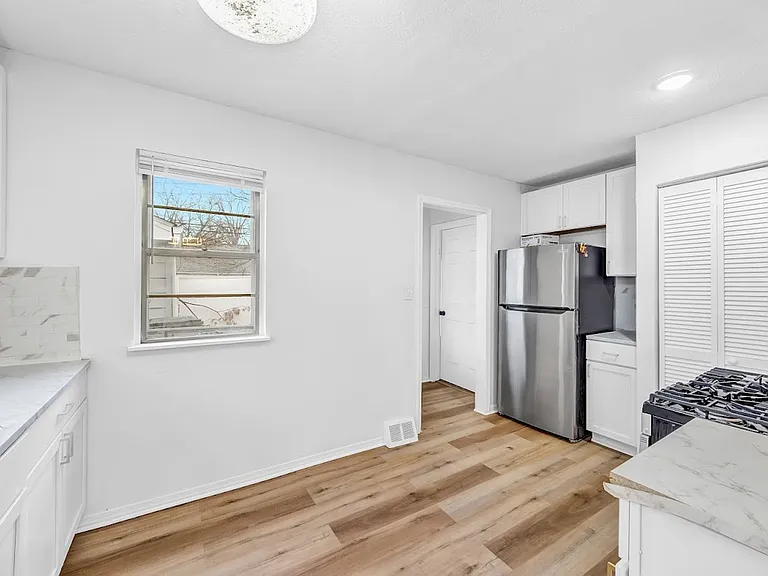 27151 Farringdon Ave — Photo 4