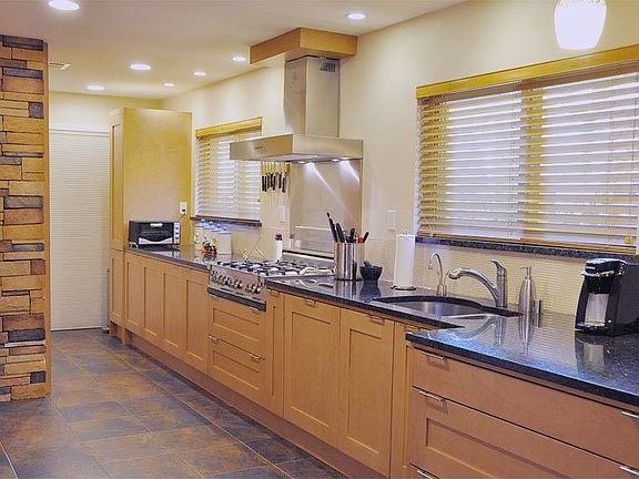 Gourmet kitchen w/ stainless appliances