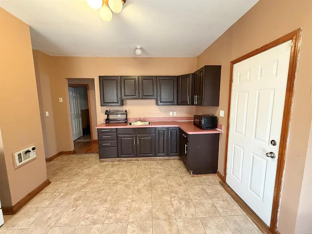 2 bed, 2200 sqft, $1,900 — Photo 2