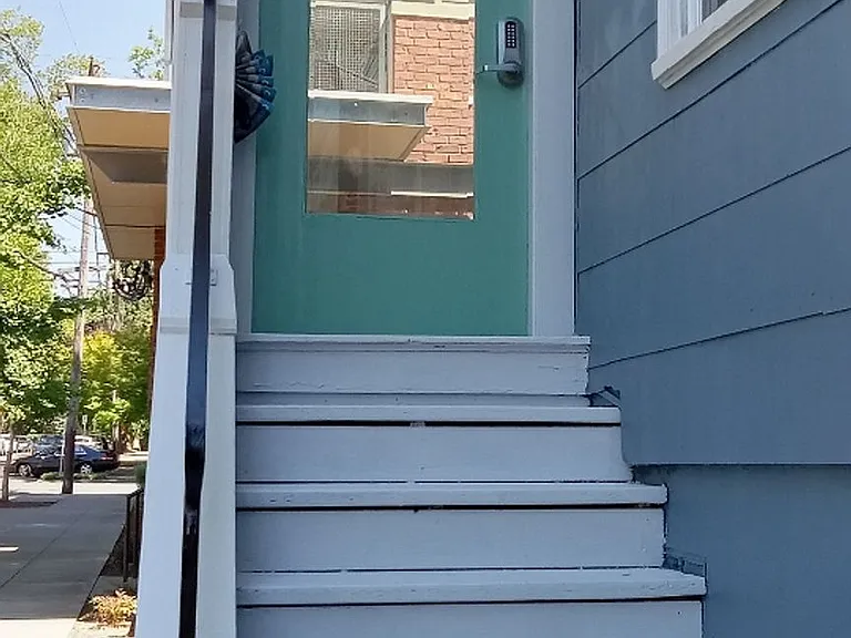 1916 NE Everett St — Photo 2