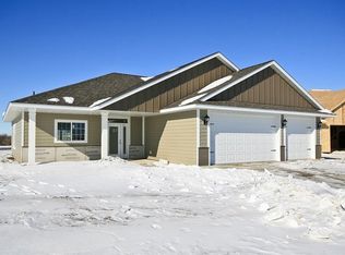 1435 Heritage Ct NW, Hutchinson, MN 55350