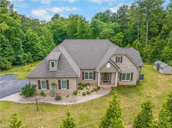 153 Woodridge Dr, Mount Airy, NC 27030