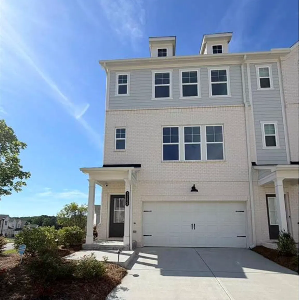 4 bed, 3.5 bath, 2572 sqft, $2,350 — Photo 1