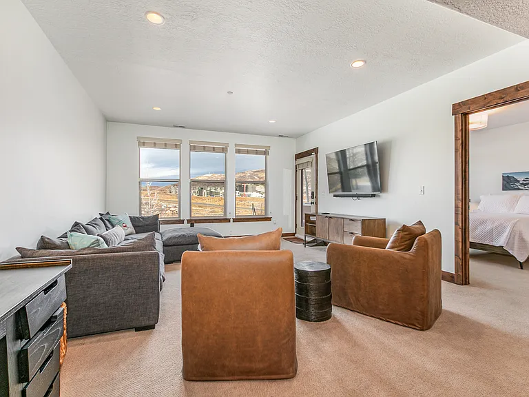 924 W Abigail Dr — Photo 25