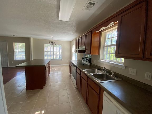 3rd image of 802 King Arthur Dr