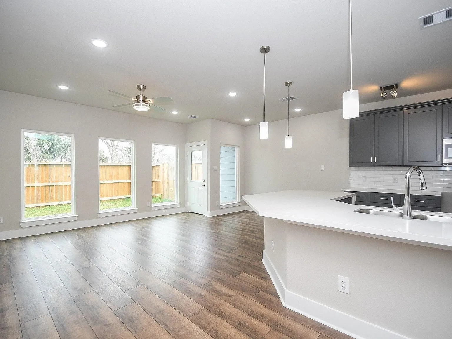 3 bed, 2.5 bath, 1706 sqft, $2,200 — Photo 2