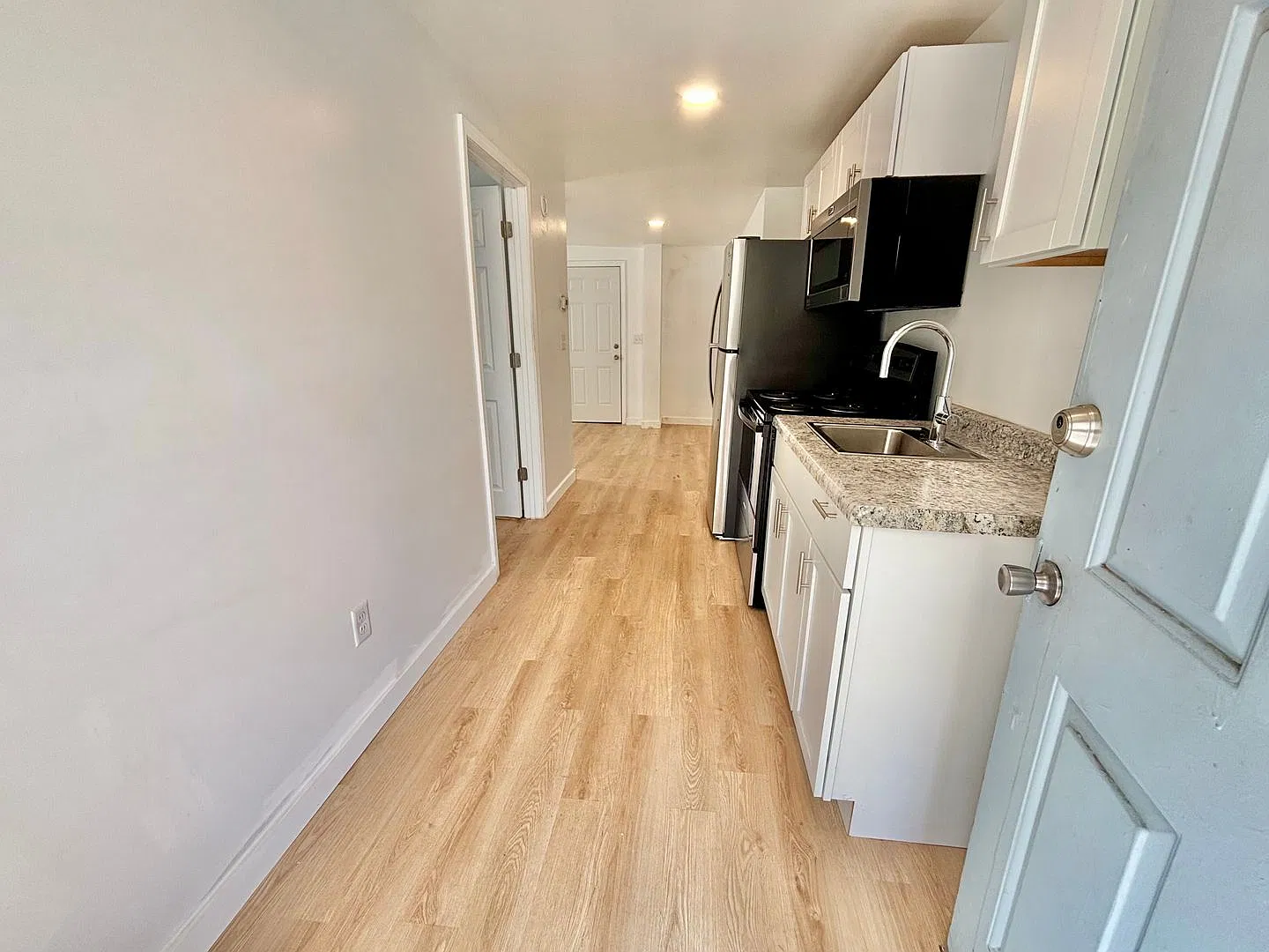 700 M Street - Old Louisville 1 Bedroom Apartments, Pets OKAY — Photo 3