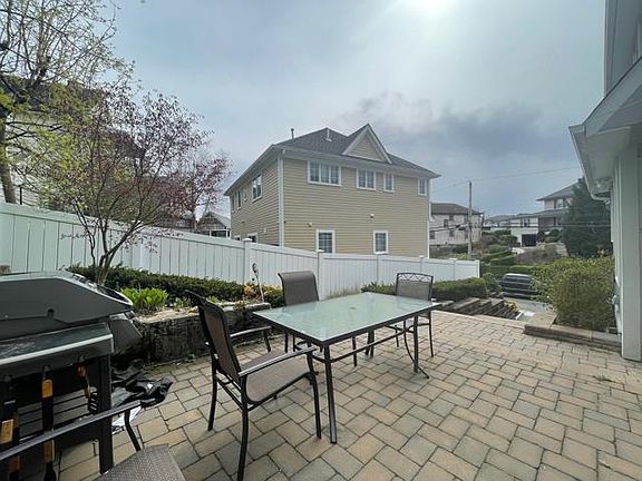4th image of 144 Wallace St #1