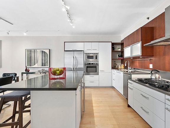 4th image of 224 W 18th St APT 5A