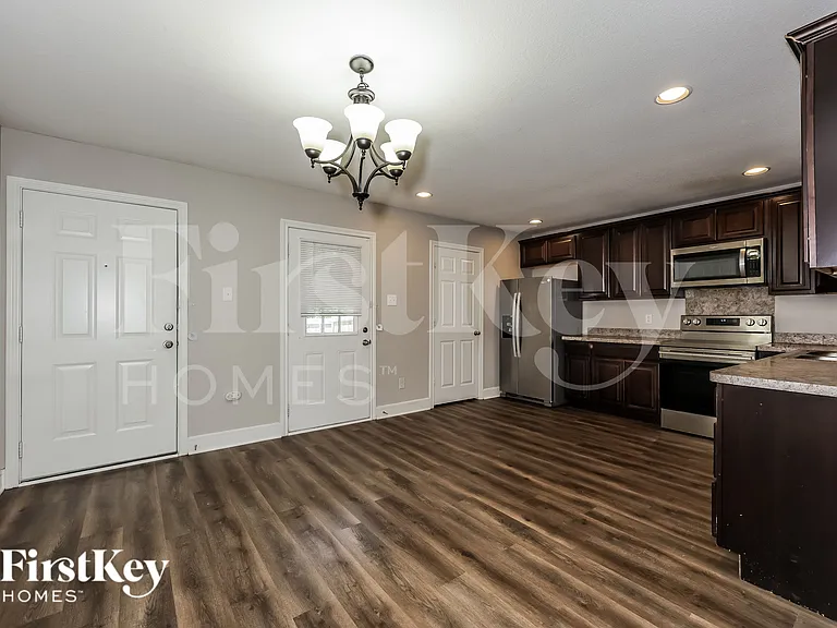 607 Lentisco Dr — Photo 5