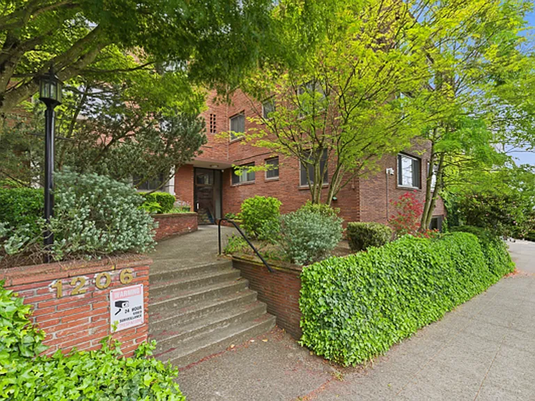 The Highland Arms Apartments — Photo 2