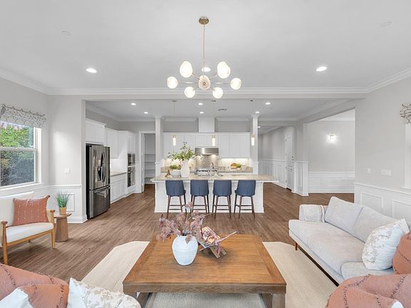 4th image of 717 Juliann Way