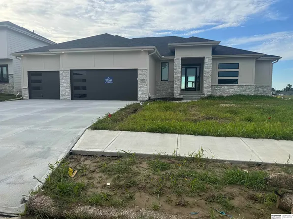 6207 N 209th St, Elkhorn, NE 68022