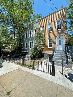 Sold by Glory Homes Realty | media 19