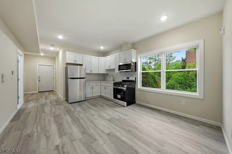 1 bed, 1.0 bath, $2,000 — Photo 2