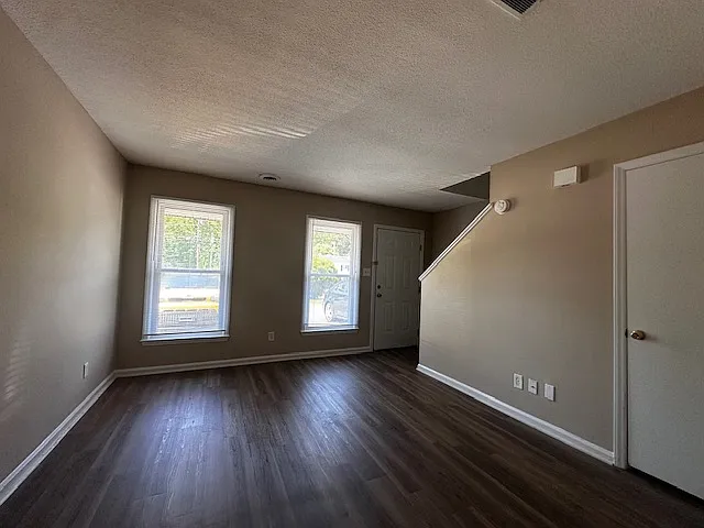 2 bed, 1.5 bath, 950 sqft, $975 — Photo 3