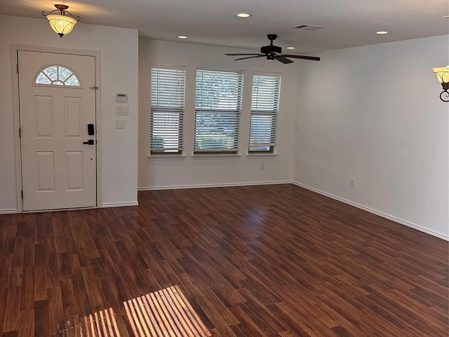 4 bed, 2.5 bath, 2691 sqft, $2,195 — Photo 3