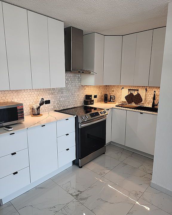 Move in Ready! Appliances included