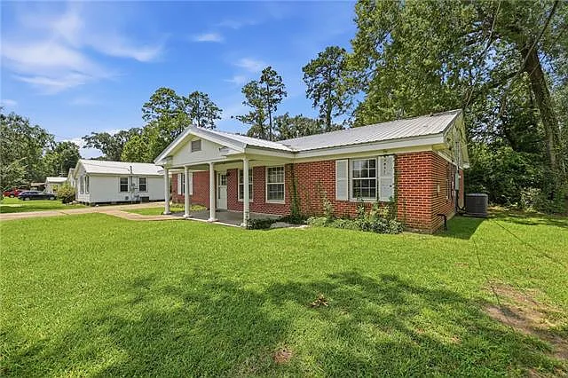 4 bed, 2.5 bath, 2333 sqft, $1,600 — Photo 2