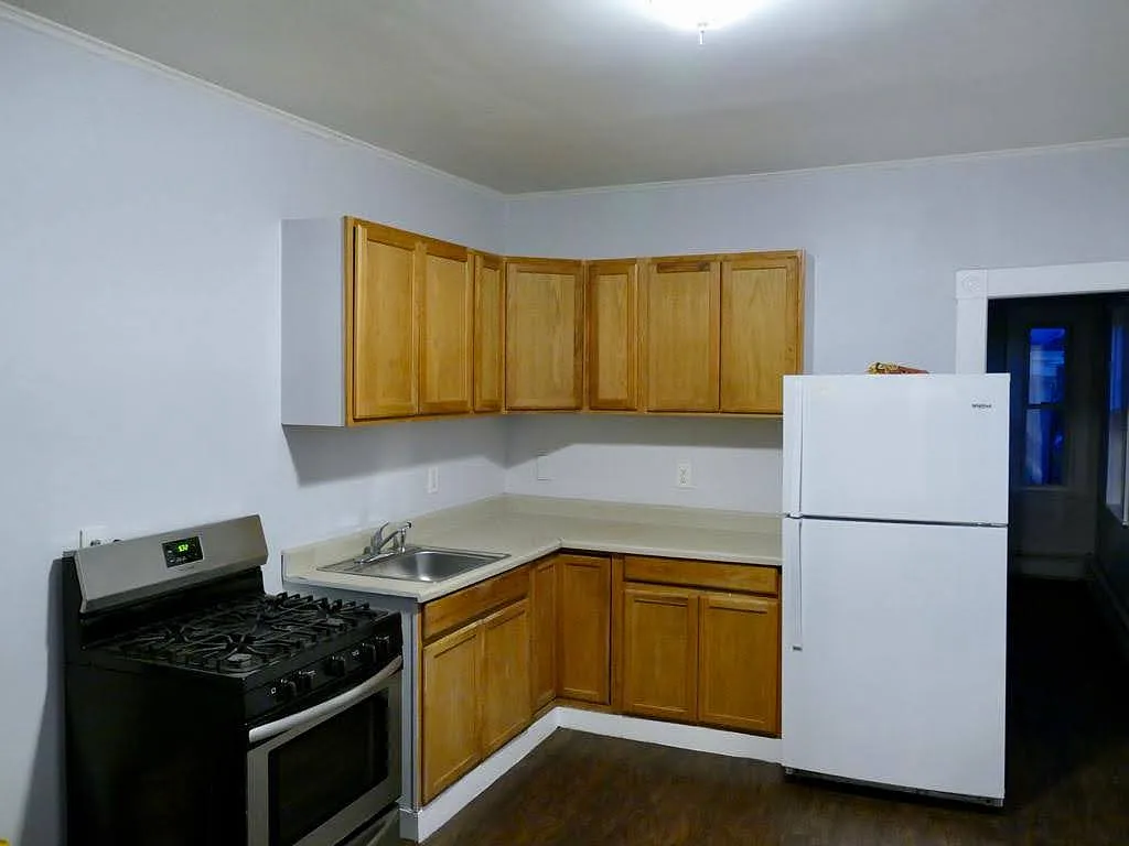 4 bed, $2,800 — Photo 1