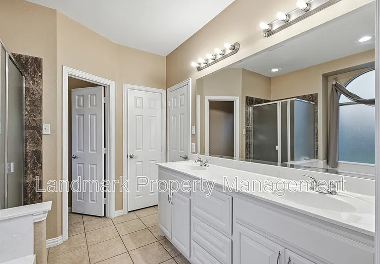 2115 Lexington Dr — Photo 18