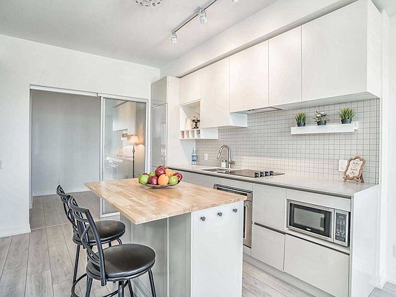 2nd image of 950 Portage Pkwy #5305