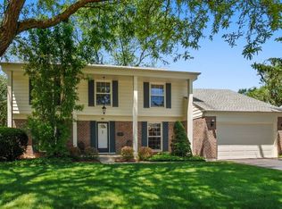 380 Castlewood Ln, Deerfield, IL 60015