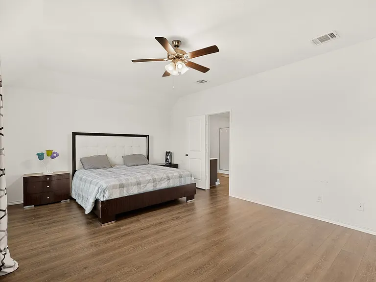 1114 Emerald Gate Dr — Photo 19