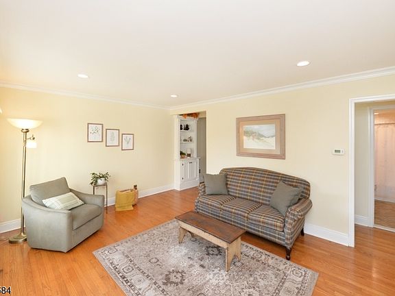 5th image of 36 Manor Ave