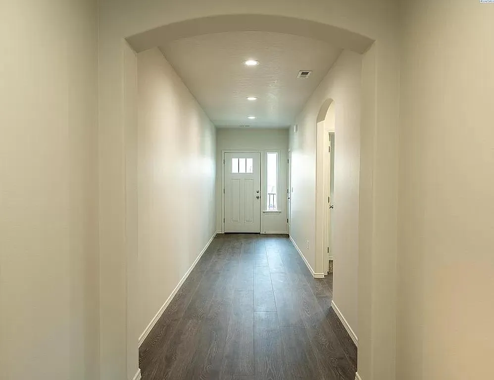 217 SW Mariposa Ct — Photo 2